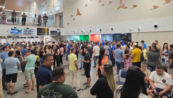 Após filiação ao PSDB, Bocalom é aguardado por apoiadores no Aeroporto de Rio Branco