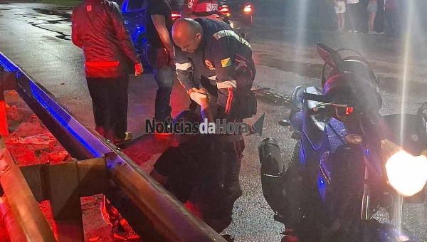 Motociclistas ficam feridos na BR-364 e acidente secundário é registrado durante socorro em Rio Branco