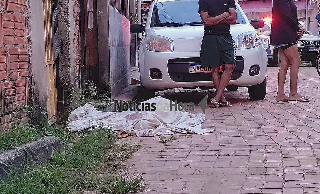 Mulher cai desacordada e morre ao chegar à própria residência no Mocinha Magalhães, em Rio Branco