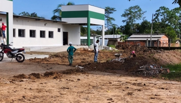 Deracre fortalece infraestrutura e avança com ações no hospital, vias urbanas e aeródromo em Feijó