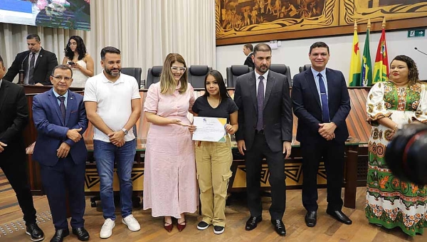 Alunos da rede pública tomam posse no âmbito do programa Jovem Parlamentar Acreano