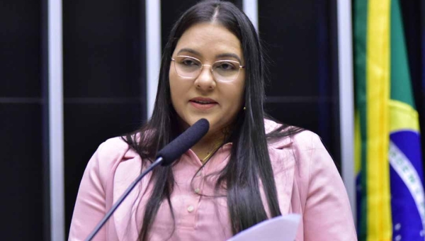 Meire Serafim diverge do próprio partido e vota para enterrar CPMI do INSS que investiga roubo a aposentados