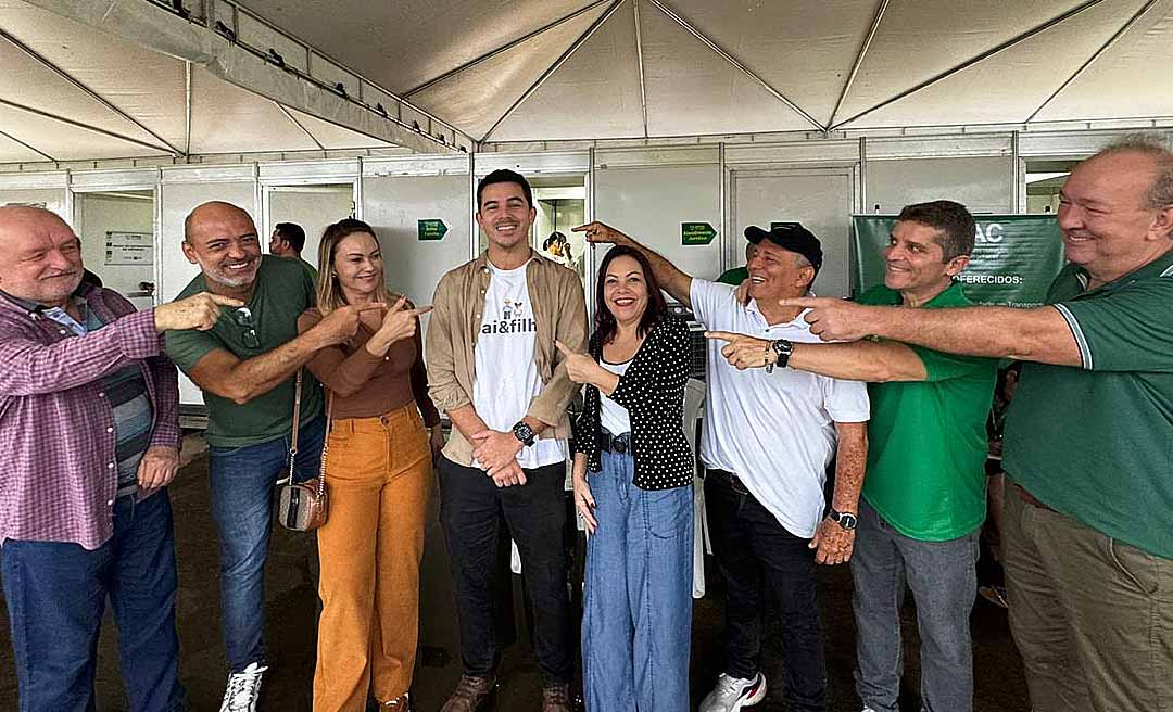 Secretários homenageiam Ítalo Lopes, “o cara do Viaduto”, durante o Juntos pelo Acre no Calafate