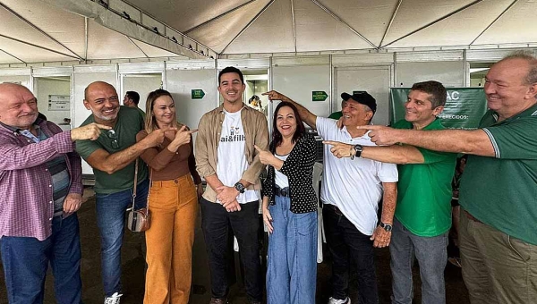 Secretários homenageiam Ítalo Lopes, “o cara do Viaduto”, durante o Juntos pelo Acre no Calafate