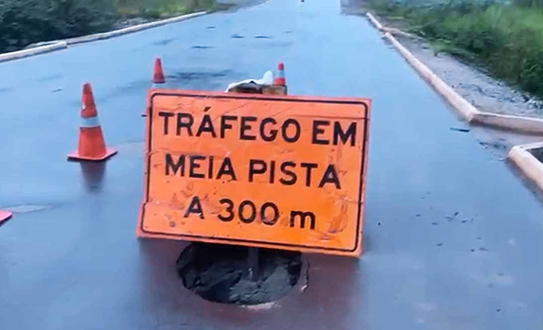 Chuvas provocam erosão e deixam tráfego em meia pista no km 212 da BR-317 entre Epitaciolândia e Xapuri
