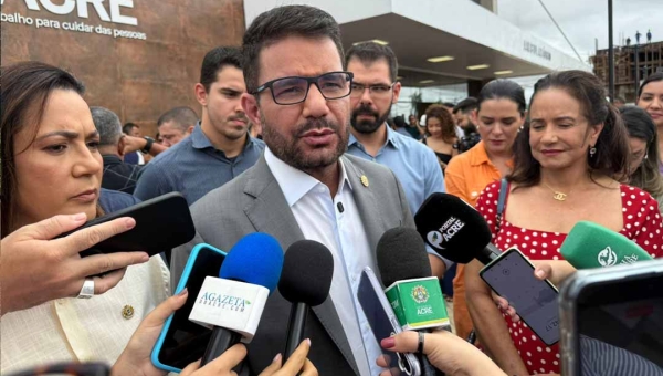 Ao lado da mãe, dona Linda, Gladson inaugura primeira etapa da Maternidade Marieta Camelí