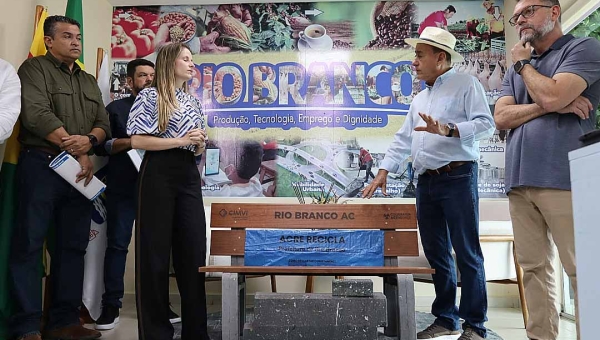 Bocalom assina ordem de serviço para compra de usina de termoplástico e lança projeto Acre Recicla em Rio Branco