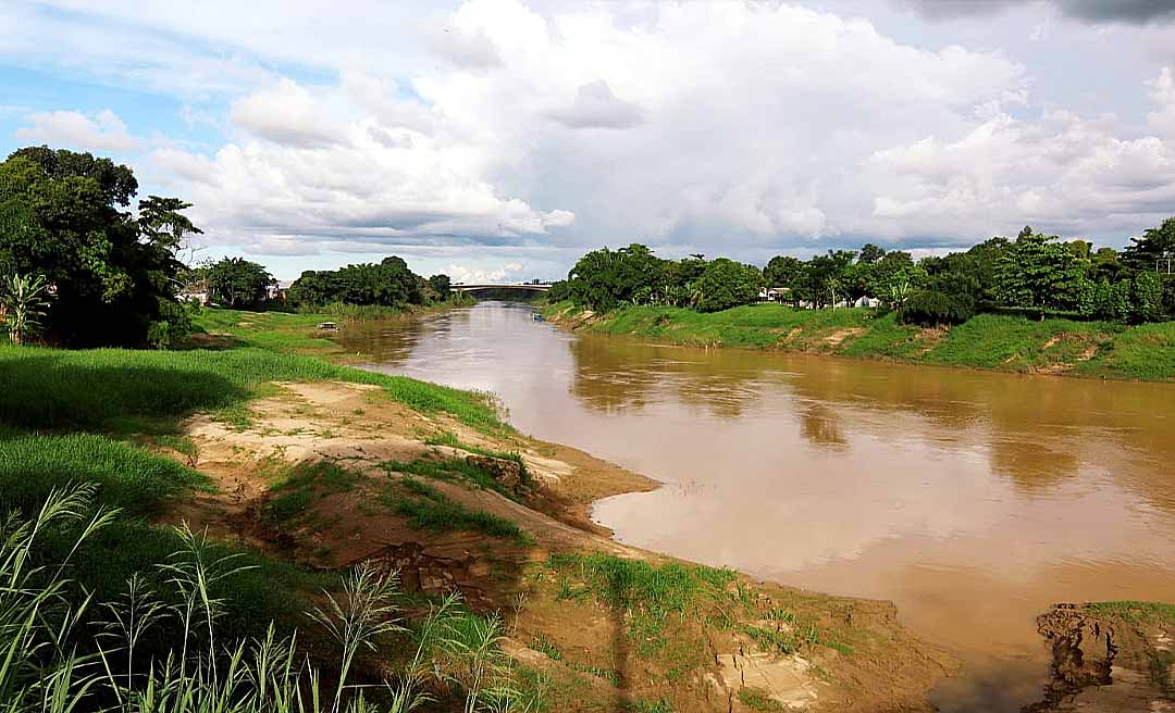Rio Acre ultrapassa cota de alerta e atinge 13,60 metros na manhã desta segunda-feira em Rio Branco