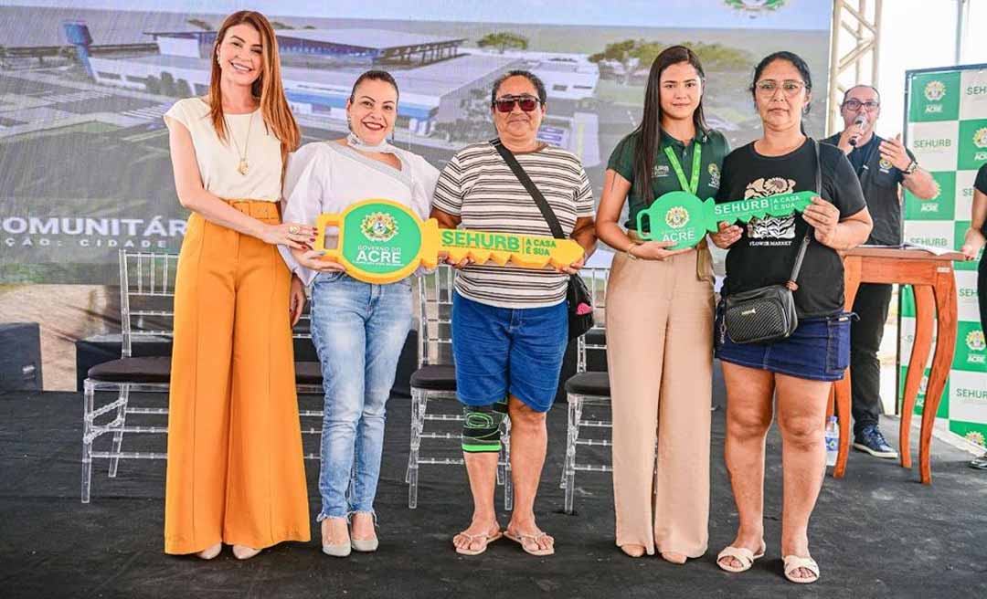 Entrega de 100 casas evidencia avanço da política habitacional do governo e ações de redução das desigualdades sociais