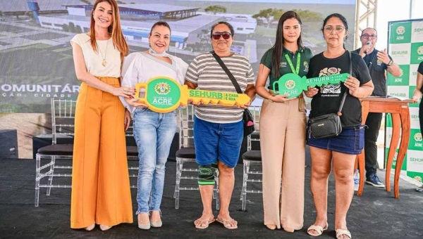 Entrega de 100 casas evidencia avanço da política habitacional do governo e ações de redução das desigualdades sociais