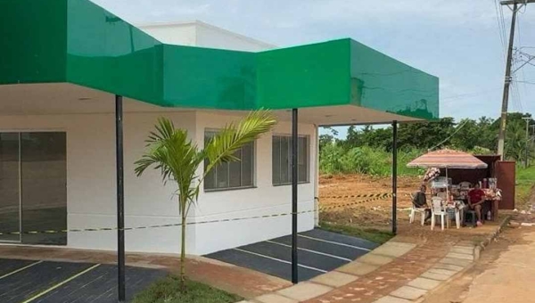 Deracre constrói espaço para mototaxistas em Porto Acre e garante estrutura à categoria