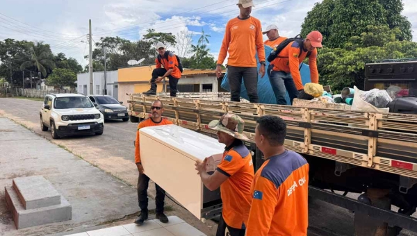 Prefeitura de Cruzeiro do Sul leva para abrigo primeiras famílias atingidas pela cheia do Rio Juruá