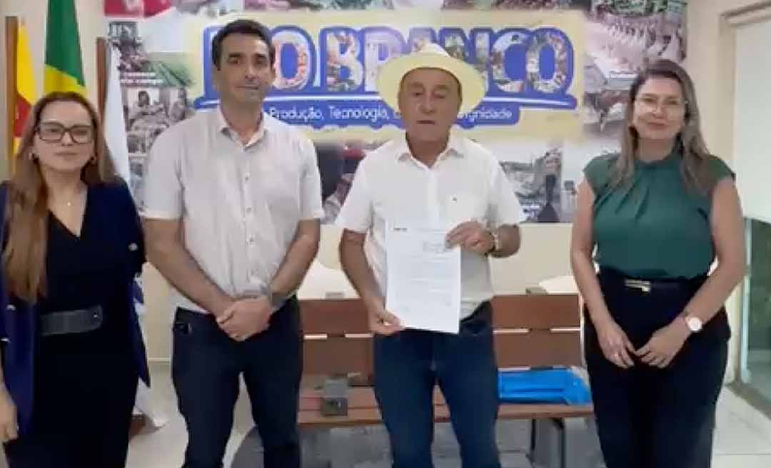 Rio Branco vai comprar 51 ônibus, sendo seis deles elétricos; contrato com a Caixa foi assinado hoje por Bocalom