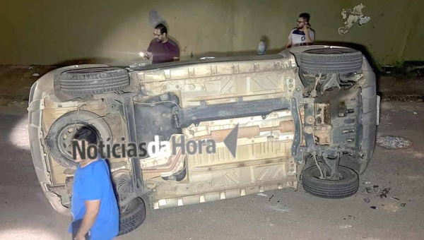 Motorista perde controle após colisão e veículo capota em cruzamento no bairro Conquista, em Rio Branco