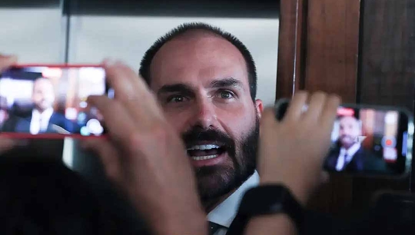 Moraes marca depoimento de Eduardo Bolsonaro em processo no STF