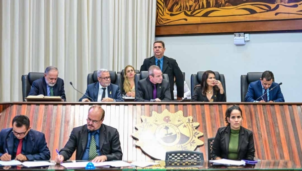 Deputados aprovam auxílio-alimentação de R$ 800 para servidores civis e de R$ 700 para militares; aposentados vão receber R$ 500 de auxílio-saúde