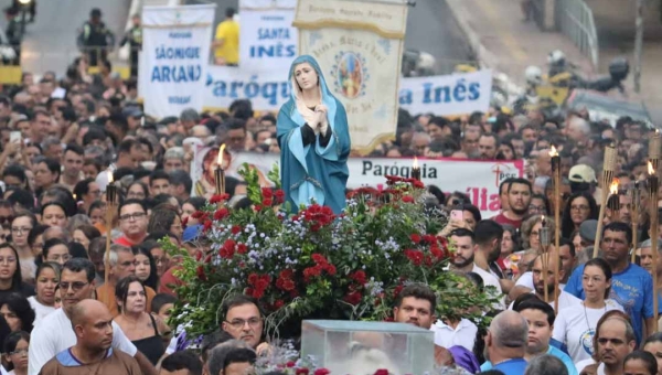 “Procissão refaz a caminhada de Cristo e convida à reflexão e ao silêncio”, diz padre Manoel após celebração da Paixão do Senhor
