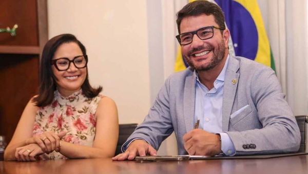 Antes de deixar o governo, Gladson sanciona leis que estabelecem o auxílio-saúde para os aposentados e o auxílio-alimentação para os ativos