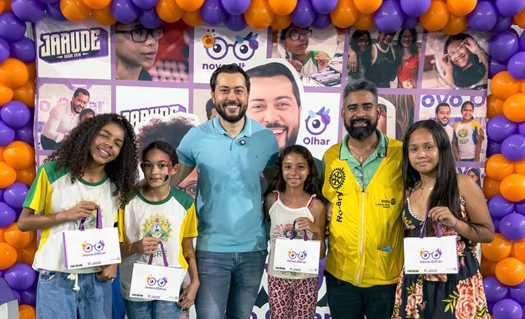 Jarude entrega laudos para crianças autistas e mais de 70 óculos a estudantes na Baixada da Sobral