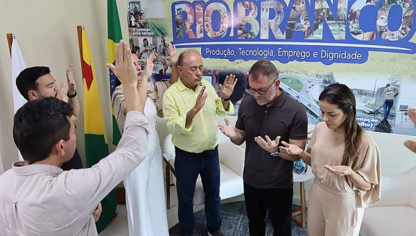 Bocalom e Alysson são abençoados por lideranças religiosas na transmissão de cargo; ex-prefeito se emociona com fala do padre Manoel de Jesus