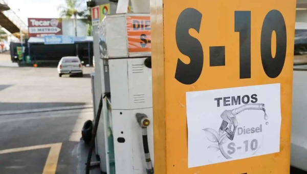 Governo Lula cria subvenção e zera imposto para conter alta dos combustíveis