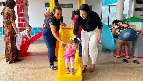 Rosana Gomes dá início ao ano letivo em Senador Guiomard e entrega fardamento