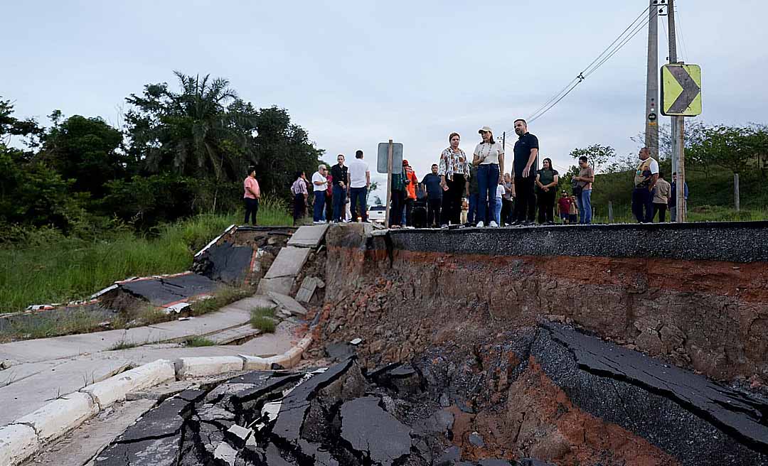 Em Tarauacá, governadora vistoria trecho de via que desabou e garante celeridade em reparos