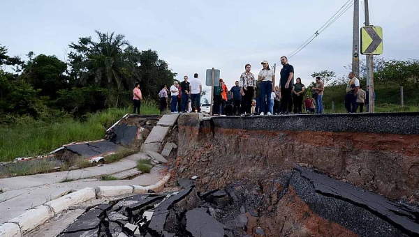 Em Tarauacá, governadora vistoria trecho de via que desabou e garante celeridade em reparos