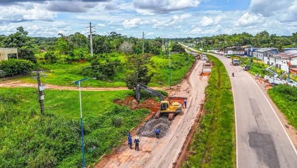 DNIT inicia preparação do solo para execução de macadame hidráulico na Estrada do Aeroporto, em Rio Branco