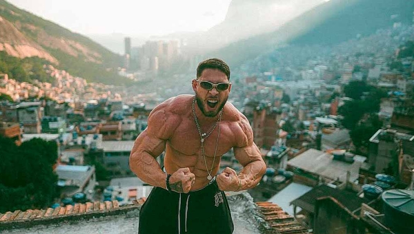 Apaga que dá tempo’: Ramon Dino é alvo de críticas após postagem em favela da rocinha no Rio de Janeiro