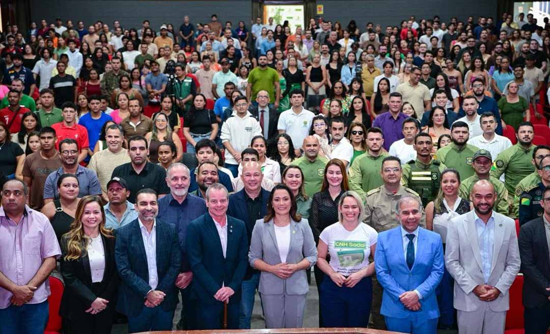 Estado entrega 803 CNHs, anuncia 5 mil novas vagas do CNH Social e empossa 21 servidores do Detran