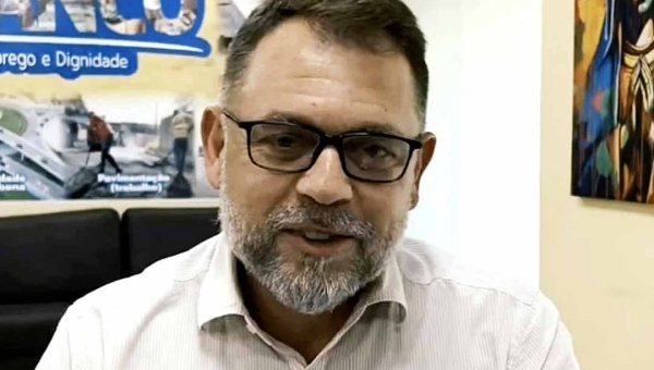 “Sejam bem-vindos ao serviço público”, declara Alysson ao assinar o primeiro decreto do maior concurso da gestão municipal