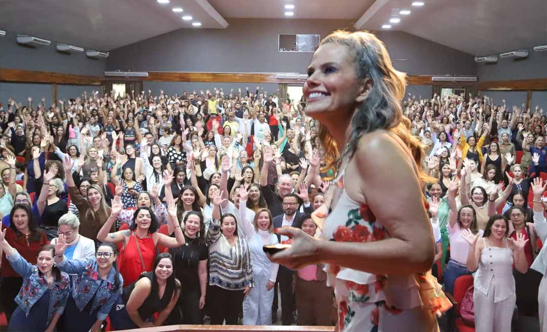 Ação do governo do Acre sobre liderança feminina mobiliza público diverso em palestra com Maria Cândida