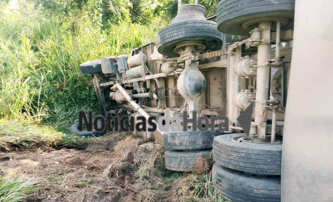 Colisão lateral entre caminhões provoca tombamento e deixa motorista ferido na BR-364