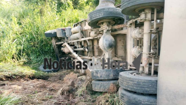 Colisão lateral entre caminhões provoca tombamento e deixa motorista ferido na BR-364