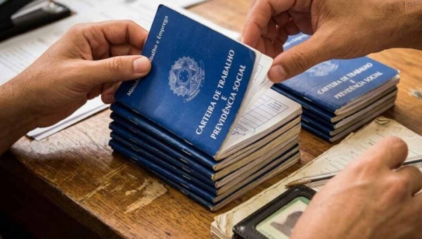 Carteira assinada: brasileiros priorizam estabilidade e mantêm preferência por trabalho formal