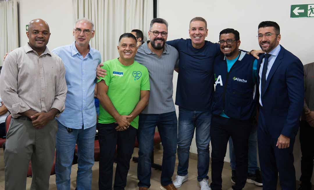 cercado de apoiadores Image