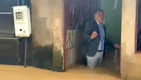 “Perderam tudo, não tem mais condições”: vereador Eber Machado entra na água e cobra ajuda urgente para moradores da Baixada da Sobral