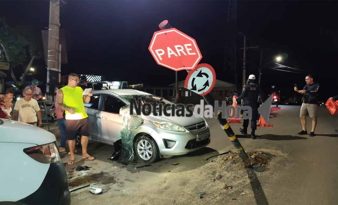 Carro capota após colisão em rotatória e deixa motorista ferida em Rio Branco