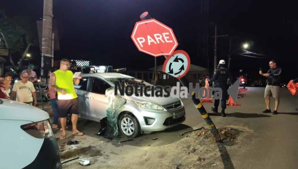 Carro capota após colisão em rotatória e deixa motorista ferida em Rio Branco
