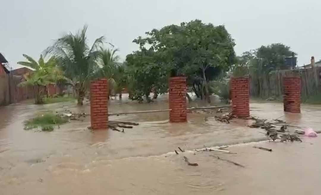 Córrego transborda durante a chuva e alaga ruas no loteamento Bonsucesso