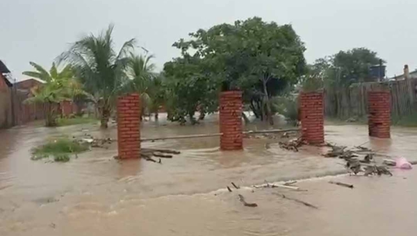 Córrego transborda durante a chuva e alaga ruas no loteamento Bonsucesso