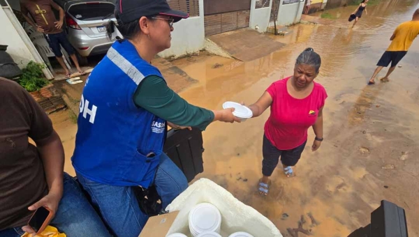 Enxurrada atinge 12 bairros de Rio Branco e Prefeitura intensifica distribuição de alimentos e assistência às famílias