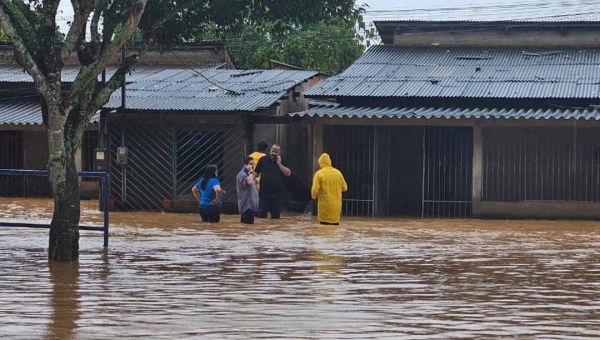 Prefeitura de Rio Branco instala gabinete de crise no bairro Plácido de Castro para atender famílias atingidas por enxurrada
