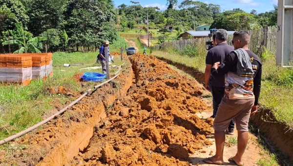 Saneacre inicia obra que levará água tratada para famílias no Ramal do Moura Piranga, em Cruzeiro do Sul