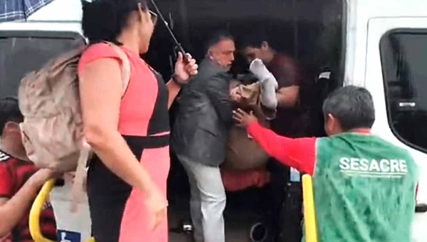 Eber Machado relata que resgatou nos braços menino com deficiência em área alagada na Baixada