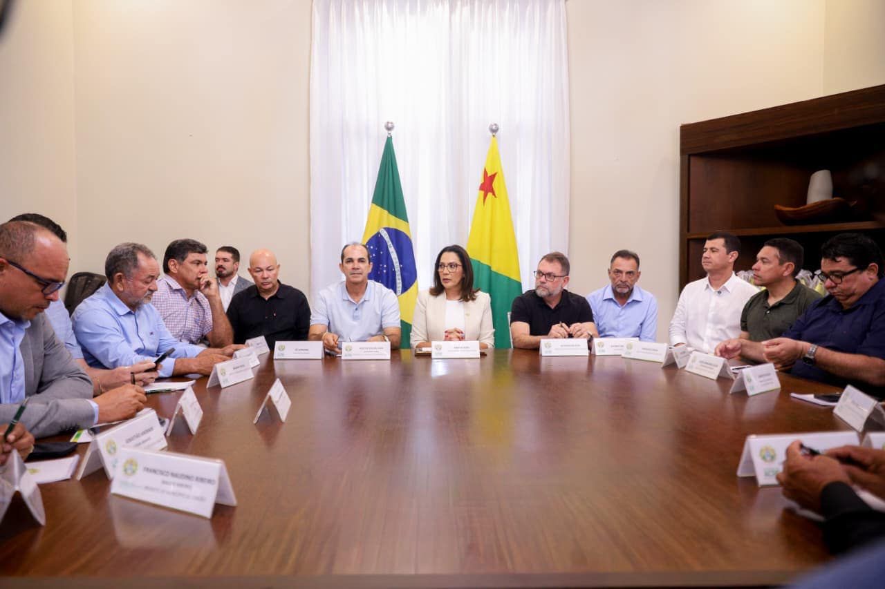 Mailza tem primeira reunião no Palácio Rio Branco com prefeitos do Acre e deputados federais de seu partido