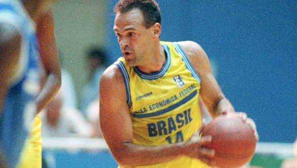 Lenda do basquete mundial, Oscar Schmidt morre aos 68 anos, em São Paulo