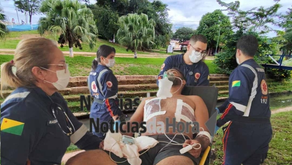 Homem é perseguido e esfaqueado oito vezes pelo ex-companheiro de sua namorada no Canal da Maternidade, em Rio Branco