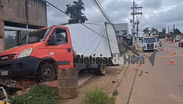 Caminhão perde controle, causa prejuízos e invade loja em Rio Branco